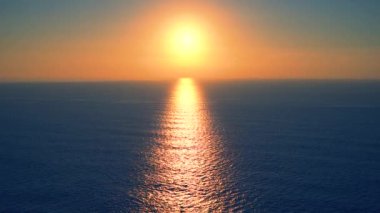 Avrupa'nın en batıdaki yerinde gün batımı. Batıda deniz gün batımı.