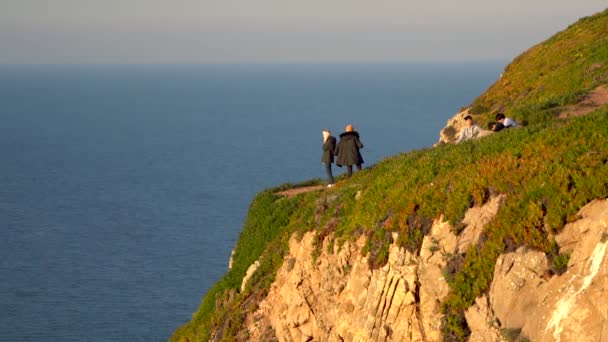 Άνθρωποι που στέκονται στην άκρη του βράχου στο Cape Roca, Πορτογαλία — Αρχείο Βίντεο