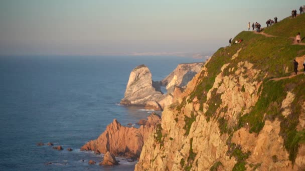 Άνθρωποι που περπατούν σε αργή κίνηση στο Cape Roca, Πορτογαλία. — Αρχείο Βίντεο