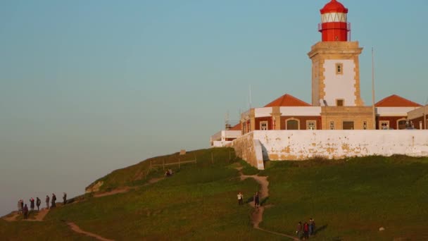 Ludzie chodzą w zwolnionym tempie w Cape Roca, Portugalia. — Wideo stockowe