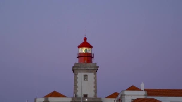 Luces del faro encendidas brillando en Cabo Roca — Vídeo de stock