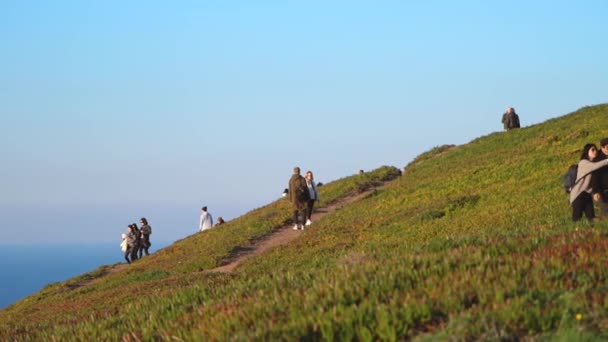 Mensen die in slow motion wandelen op Cape Roca, Portugal. — Stockvideo