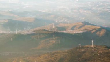 Lizbon çevresindeki tepeler yeşil enerji üreten rüzgar türbinleri ile dolu, Portekiz