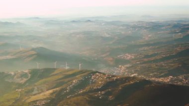 Lizbon çevresindeki tepeler yeşil enerji üreten rüzgar türbinleri ile dolu, Portekiz