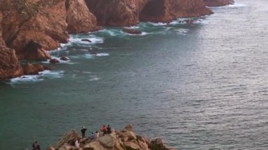 Avrupa'nın kenarındaki kayalıkların yan görünümü Cape roca, Portekiz.