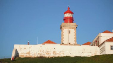 Cape Roca, Portekiz'de yavaş çekimde yürüyen insanlar.