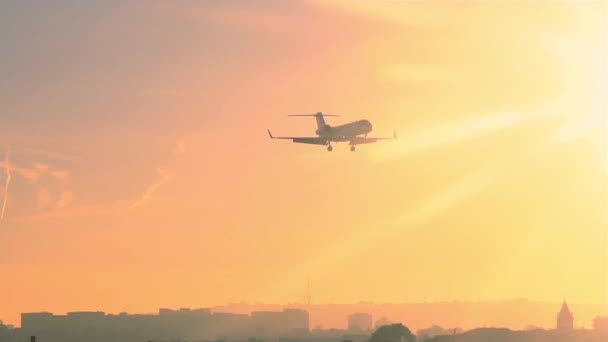 Aterizarea avionului la apus de soare pe un cer frumos de aur — Videoclip de stoc