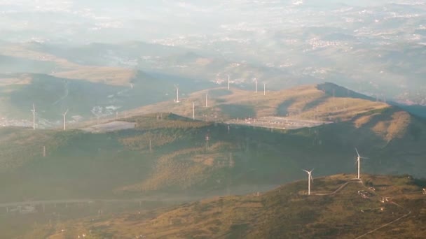 Colinas alrededor de Lisboa llenas de turbinas eólicas generando energía verde, Portugal — Vídeo de stock