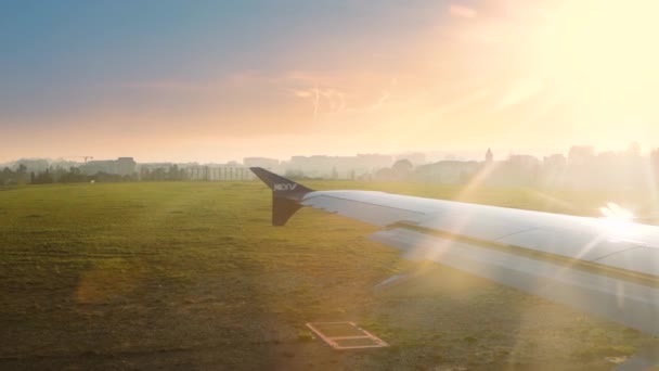 Extremadamente hermosa erupción solar golpeando en el avión preparándose para despegar — Vídeo de stock