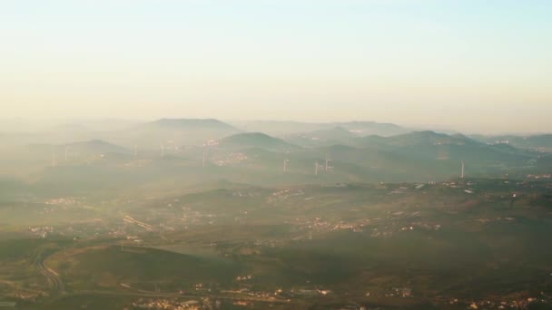 Kopce kolem Lisabonu plné větrných turbín vytvářecích zelenou energii, Portugalsko