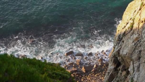 Perspectiva de arriba hacia abajo sobre un enorme acantilado peligroso traicionero en Cape Roca — Vídeo de stock