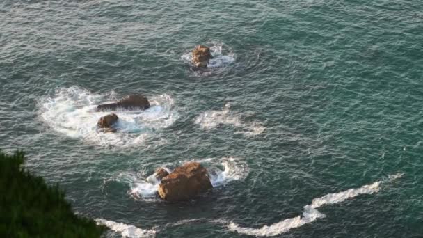물 속에서 두 개의 거대한 바위에 대해 슬로우 모션으로 부서지는 파도 — 비디오