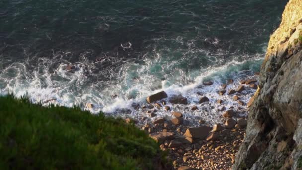 Wellen brechen am Ufer des winzigen unzugänglichen felsigen Strandes — Stockvideo