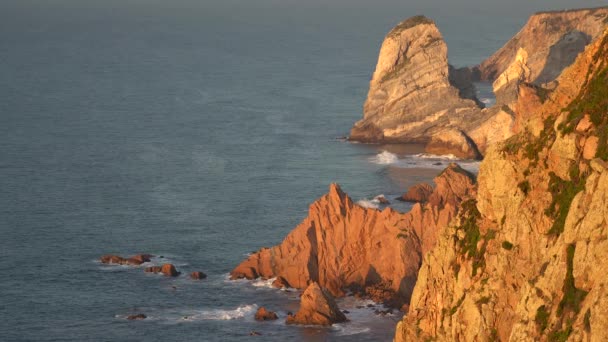 Vista lateral de acantilados en el borde de Europa Cape roca, Portugal . — Vídeo de stock