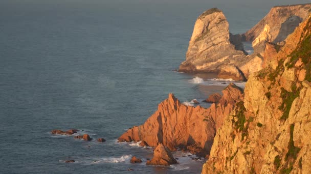 Veduta laterale delle scogliere ai margini dell'Europa Cape roca, Portogallo . — Video Stock