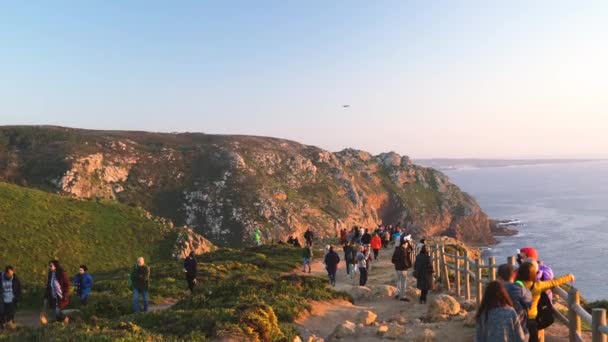 Beaucoup de gens touristes visitant Cape Roca étant ennuyés par drone, Portugal . — Video