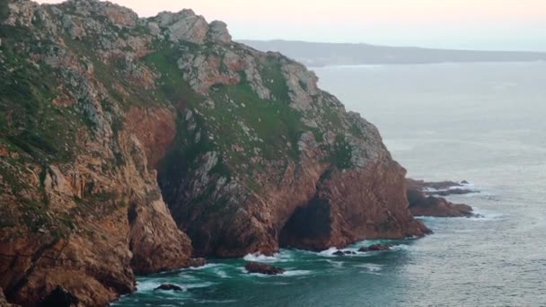 Veduta laterale delle scogliere ai margini dell'Europa Cape roca, Portogallo . — Video Stock