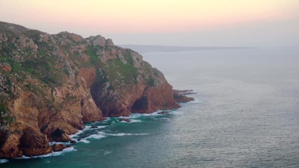 Boční pohled na útesy na okraji Evropy Cape Roca, Portugalsko. — Stock video