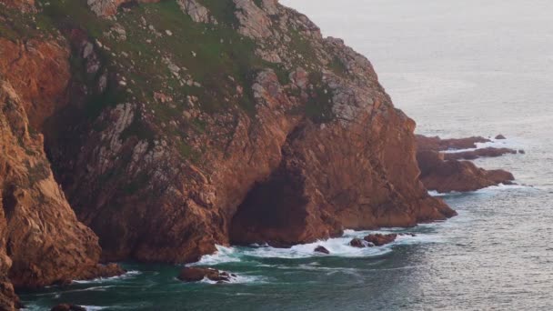 Boční pohled na útesy na okraji Evropy Cape Roca, Portugalsko. — Stock video