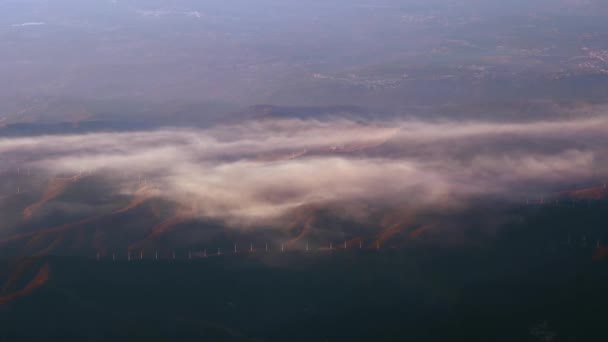 Wzgórza wokół Lizbony wypełnione turbiną wiatrową wytwarzające zieloną energię, Portugalia — Wideo stockowe