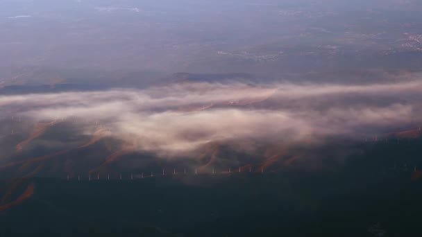 Dealurile din jurul Lisabonei pline cu turbine eoliene care generează energie verde, Portugalia — Videoclip de stoc