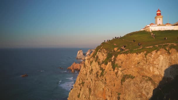Cape Roca, Portekiz'de tehlikeli bir kayalıkta yürüyen insanlar. — Stok video