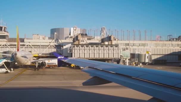 Timelapse van buitenkant van de Terminal Gates van de luchthaven van Lissabon — Stockvideo