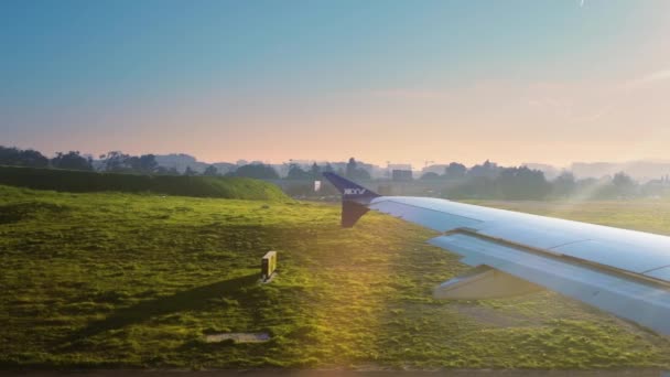 Самолет Джун готовится к взлету на закате Лиссабонского аэропорта — стоковое видео