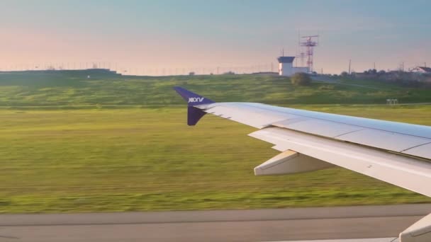 Versnelde timelapse van Joon vliegtuig voorbereiden voor opstijgen — Stockvideo