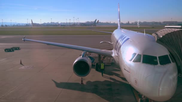 Ingeniero de aviones inspector comprueba avión, ala, motor, aeropuerto de Lisboa . — Vídeo de stock