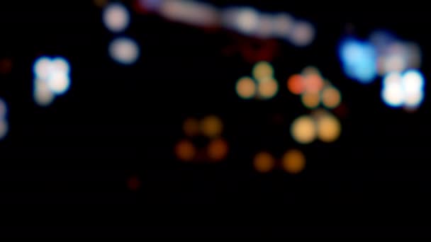 汽车散景灯是一个令人敬畏的股票视频 展示了夜间在城市中行驶的车辆的散景灯的镜头 3840X2160 位的视频将看起来令人难以置信的任何视频项目 描绘交通 城市生活 夜生活 后格里 — 图库视频影像