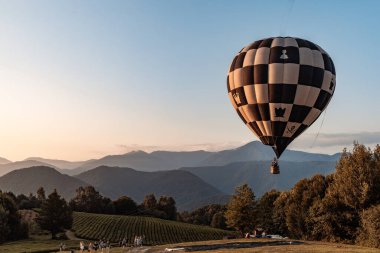 Sıcak hava balonu gökyüzünde uçuyor