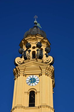 Münih, Bavyera, Almanya - 08.12.2018: Münih 'teki Barok Tiyatrosu (Tiyatro Kilisesi)