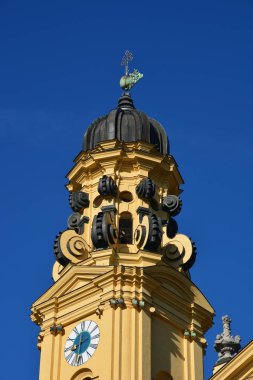 Münih, Bavyera, Almanya - 08.12.2018: Münih 'teki Barok Tiyatrosu (Tiyatro Kilisesi)