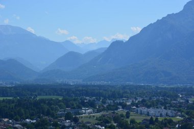 Salzburg, Avusturya-tarihi Salzburg, Avusturya 'daki Festung Hohensalzburg kalesinden görüldüğü gibi Alpleri 'nin dağ sırtı
