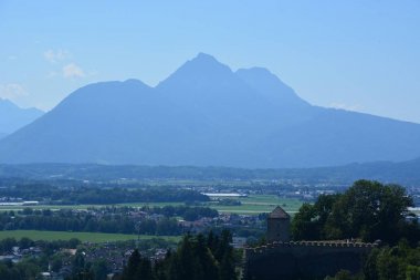 Salzburg, Avusturya-tarihi Salzburg, Avusturya 'daki Festung Hohensalzburg kalesinden görüldüğü gibi Alpleri 'nin dağ sırtı