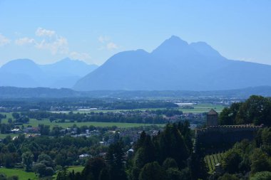 Salzburg, Avusturya-tarihi Salzburg, Avusturya 'daki Festung Hohensalzburg kalesinden görüldüğü gibi Alpleri 'nin dağ sırtı