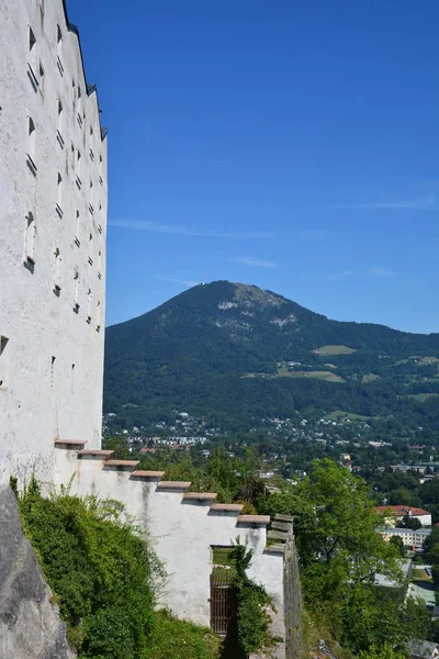 ザルツブルク オーストリア ザルツブルクの歴史的な都市でフェストゥン ホーエンザルツブルク要塞の眺め オーストリア — ストック写真