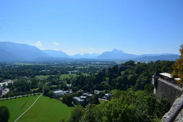 奥地利萨尔茨堡 从奥地利萨尔茨堡历史名城费通 霍恩萨尔茨堡要塞看到的阿尔卑斯山的山脊 — 图库照片