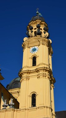 Münih, Bavyera, Almanya - 08.12.2018: Münih 'teki Barok Tiyatrosu (Tiyatro Kilisesi)