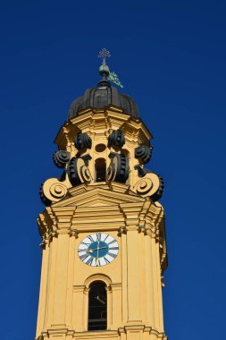 Münih, Bavyera, Almanya - 08.12.2018: Münih 'teki Barok Tiyatrosu (Tiyatro Kilisesi)