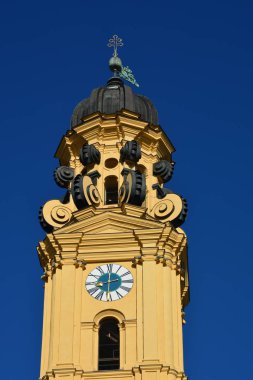 Münih, Bavyera, Almanya - 08.12.2018: Münih 'teki Barok Tiyatrosu (Tiyatro Kilisesi)