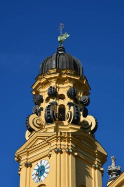 Münih, Bavyera, Almanya - 08.12.2018: Münih 'teki Barok Tiyatrosu (Tiyatro Kilisesi)