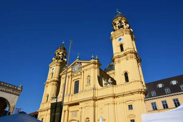 München Bayern Tyskland 2018 Utsikt Över Barocken Theatinerkirche Teaterkyrkan München — Stockfoto