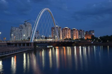 Astana (Nur-Sultan), Kazakistan: Astana 'daki ISHIM nehrindeki modern binalarla gece görüşü (Nur-Sultan)