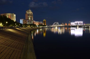 Astana (Nur-Sultan), Kazakistan: Astana 'daki ISHIM nehrindeki modern binalarla gece görüşü (Nur-Sultan)