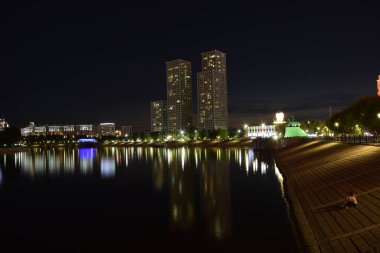 Astana (Nur-Sultan), Kazakistan: Astana 'daki ISHIM nehrindeki modern binalarla gece görüşü (Nur-Sultan)