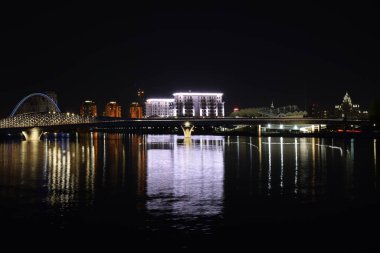 Astana (Nur-Sultan), Kazakistan: Astana 'daki ISHIM nehrindeki modern binalarla gece görüşü (Nur-Sultan)