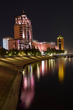 Astana (Nur-Sultan), Kazakistan: Astana 'daki ISHIM nehrindeki modern binalarla gece görüşü (Nur-Sultan)