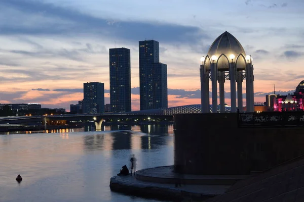 Astana Nur Sultan Kazakistan Astana Daki Ishim Nehrindeki Modern Binalarla — Stok fotoğraf
